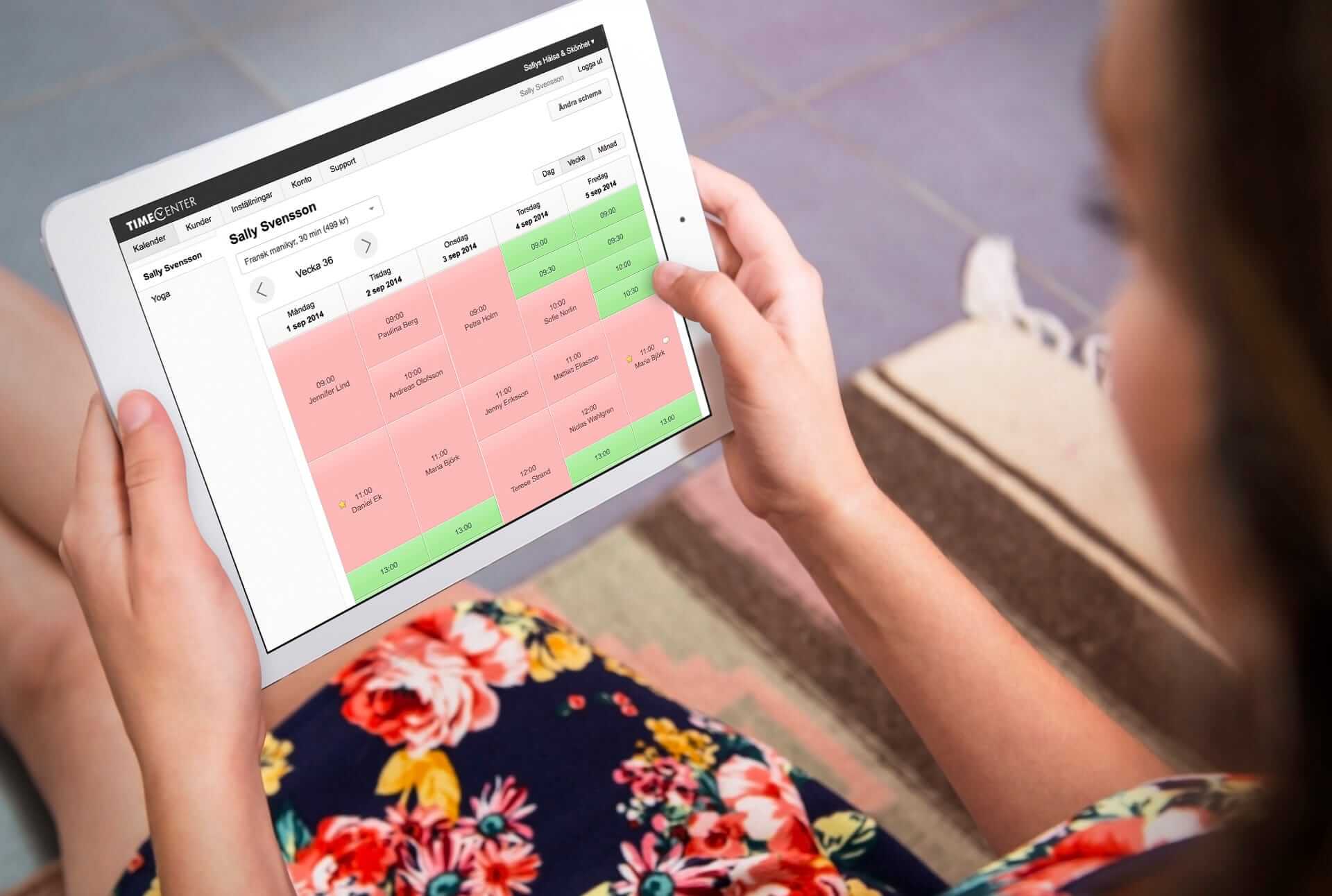 Glad f�retagare som anv�nder TimeCenter bokningssystem p� laptop